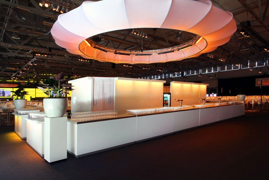Bar biały z blatem ze stali nierdzewnej o wymiarach 200×70×95 cm