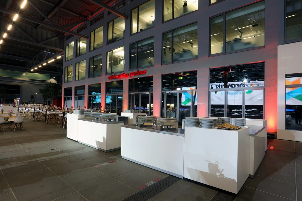 Bar biały z blatem ze stali nierdzewnej o wymiarach 200×70×95 cm