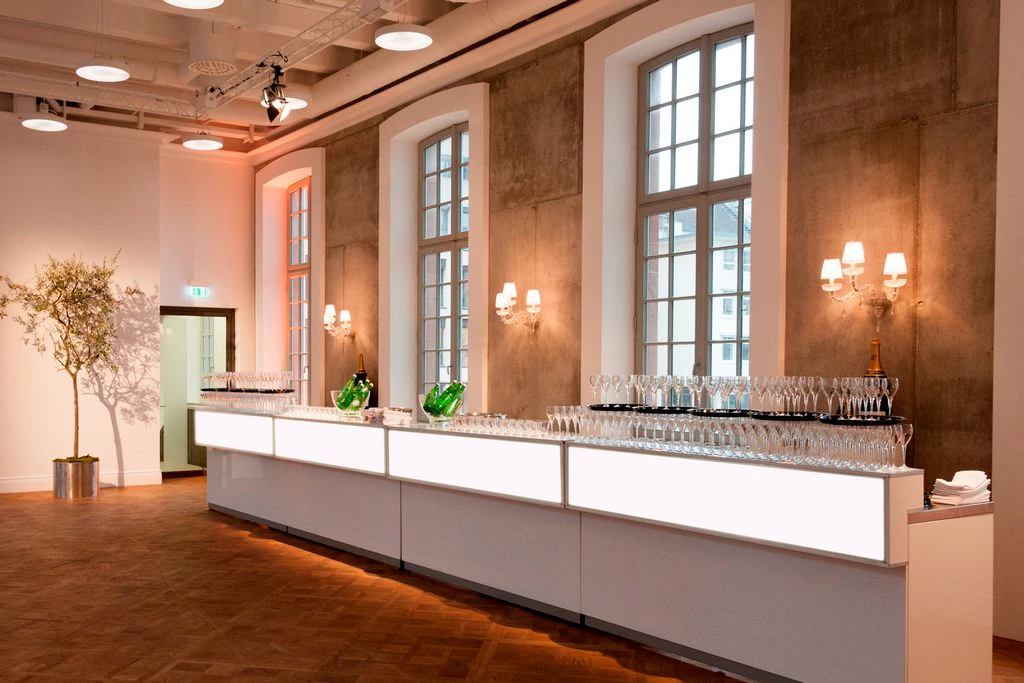 Bar biały z blatem ze stali nierdzewnej o wymiarach 200×70×95 cm