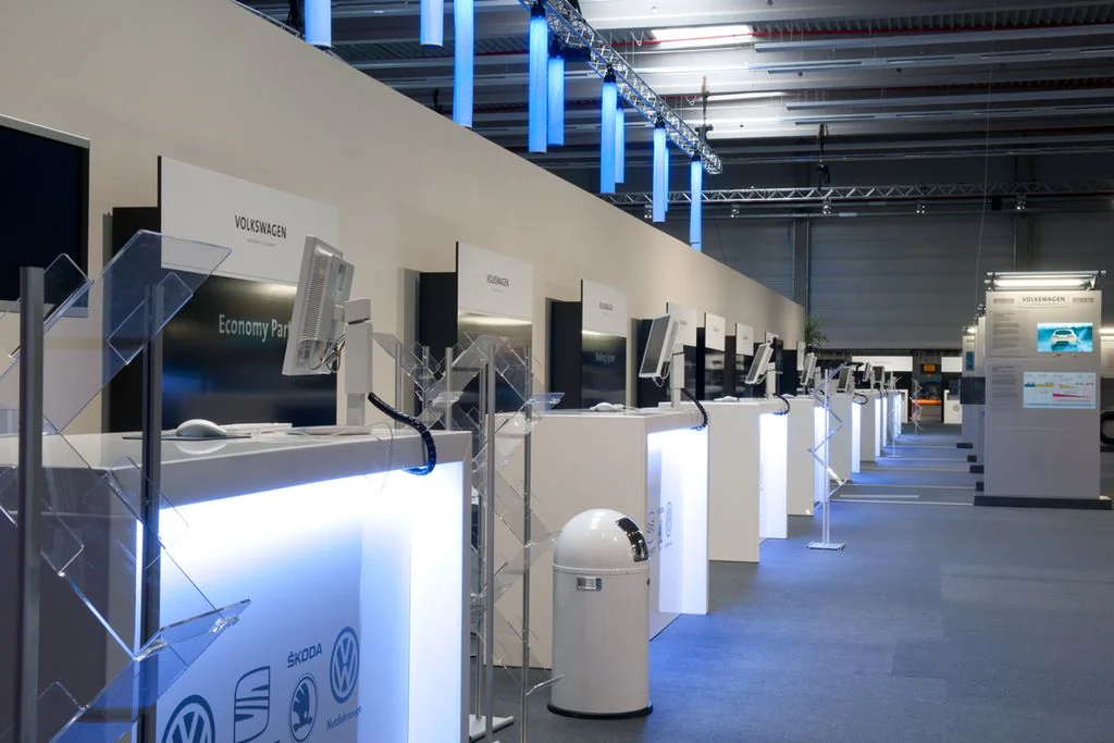 Biały wysoki stół barowy St. Tropez z oświetleniem LED