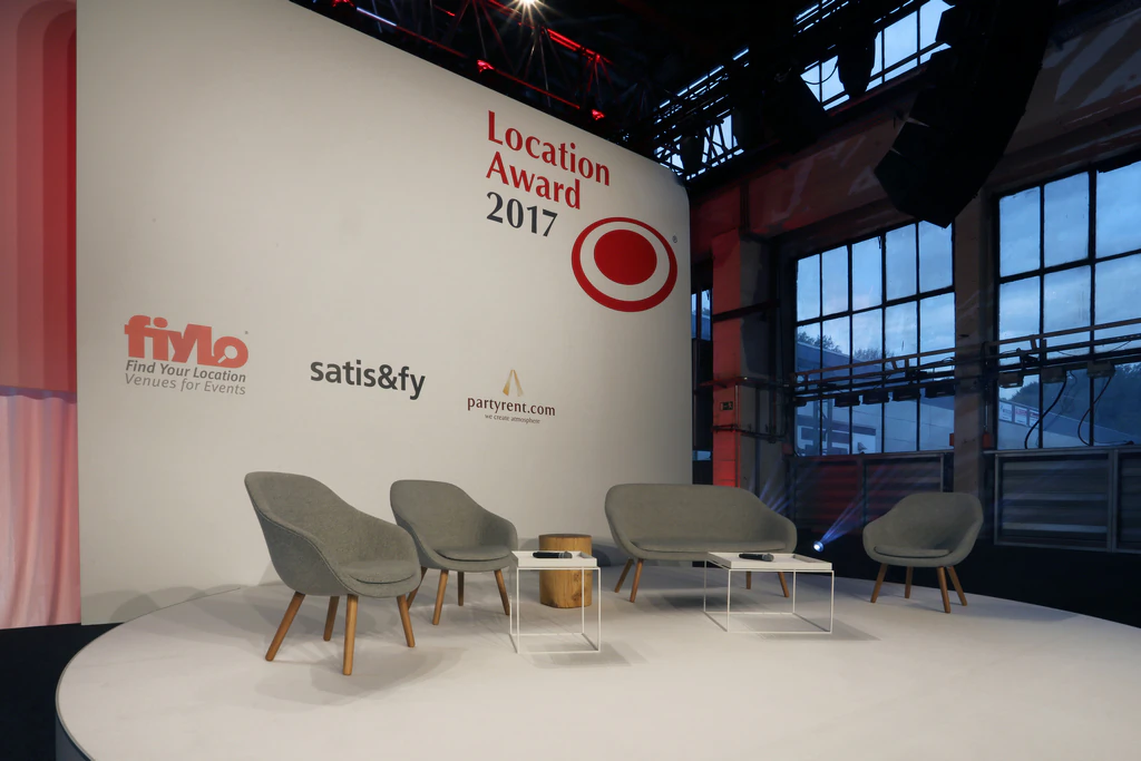 Fotel lounge About a Lounge AAL 82 tapicerowany szary/dąb