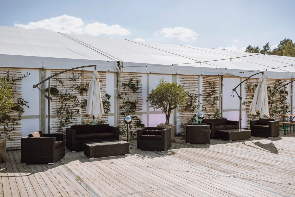 Fotel lounge Granada czarny z kawowo-brązowym.