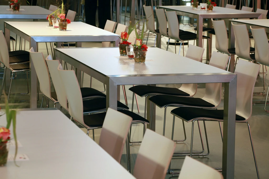 Krzesło Chairik model 107 białe z czarną poduszką siedziska