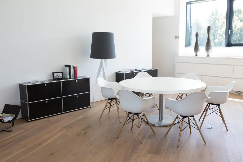 Krzesło DAW Eames plastikowe z podłokietnikami klon z białym siedziskiem