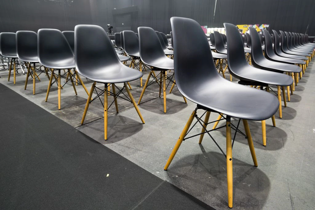 Krzesło DSW Eames plastikowe klon z czarnym siedziskiem