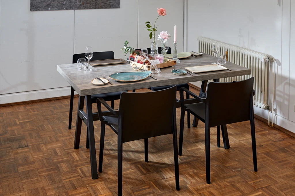Krzesło Volt 675 czarne z podłokietnikami W60*D53*SH46*H78 cm