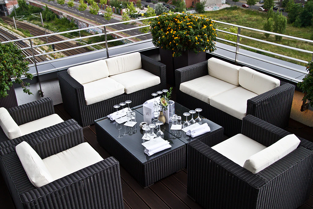 Ławka Granada lounge czarna podstawa z kremowo-białymi poduszkami