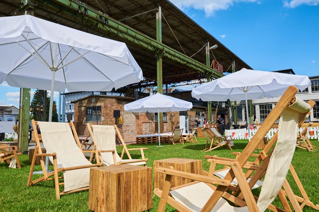 Leżak plażowy teakowy z tkaniną kremową B66 cm