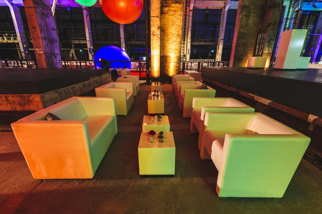 Sofa 2-osobowa Hollywood biała z podłokietnikami