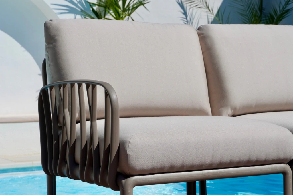 Sofa 2-osobowa Komodo taupe z zestawem poduszek taupe