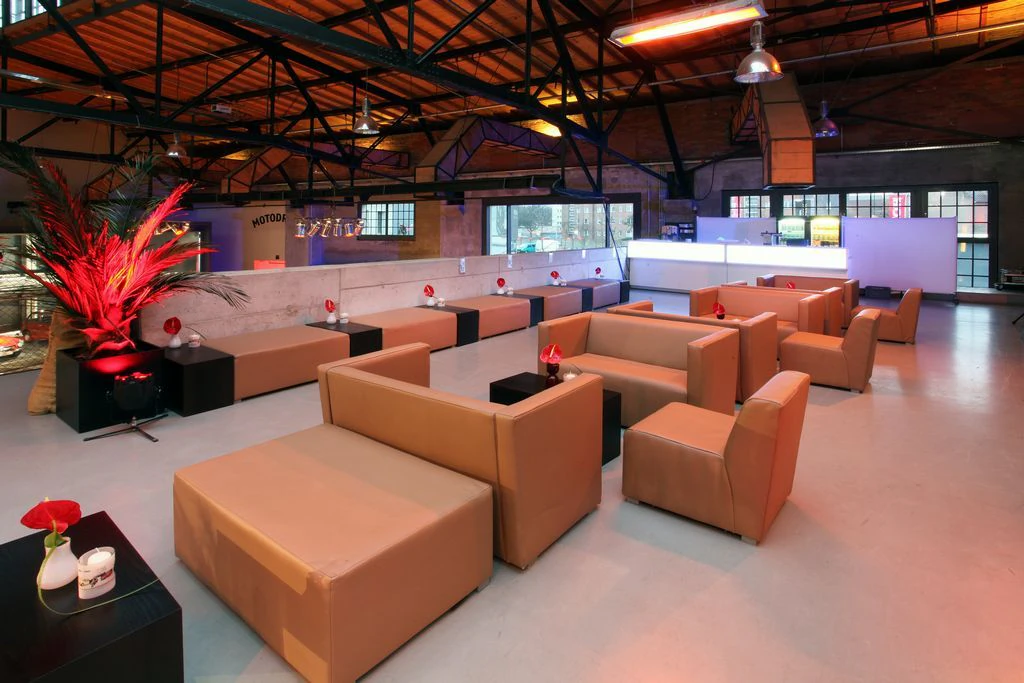 Sofa Havanna karmelowa z podłokietnikami